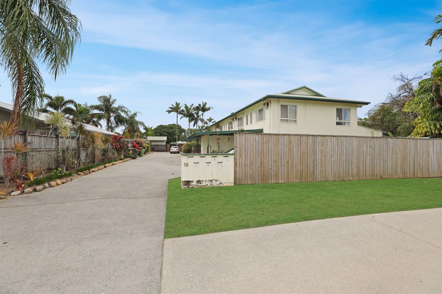 2 bedrooms Townhouse in 1/18 Robert Road BENTLEY PARK QLD, 4869