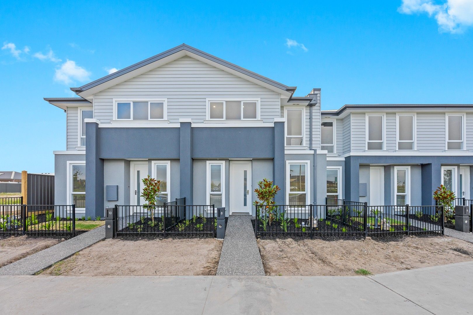 4 bedrooms Townhouse in 8 Watercolour Boulevard CLYDE NORTH VIC, 3978