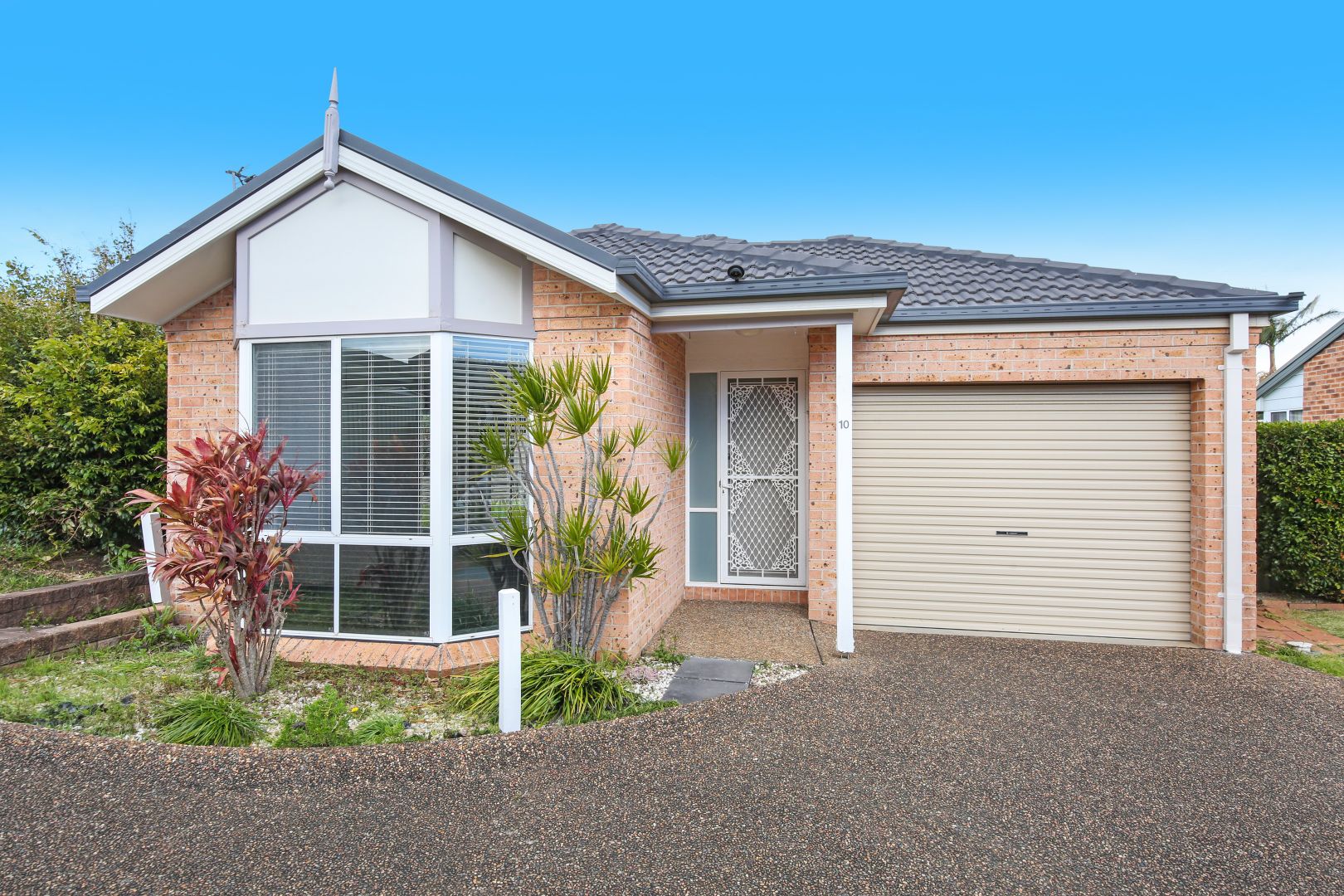 10 Yeldah Drive, Horsley Property History & Address Research Domain