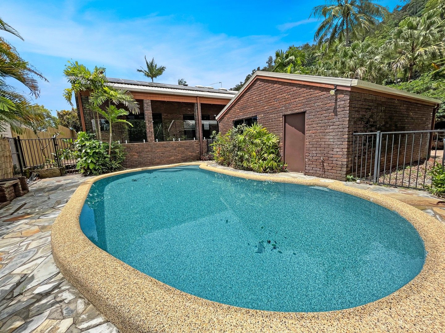 4 bedrooms House in 10 Ferntree Close BRINSMEAD QLD, 4870