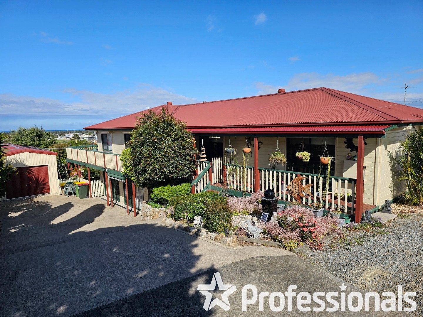 4 bedrooms House in 23 Uplands Avenue LAKES ENTRANCE VIC, 3909