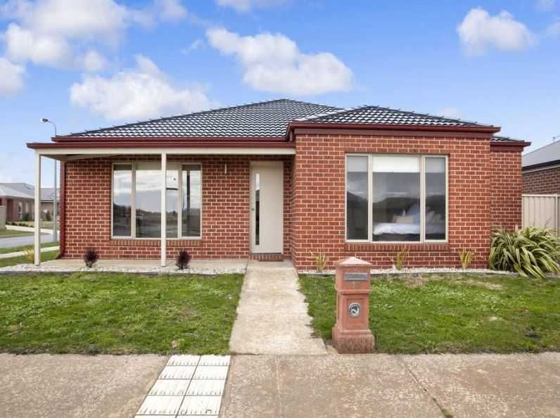 4 bedrooms House in 13 Deakin Dr DELACOMBE VIC, 3356