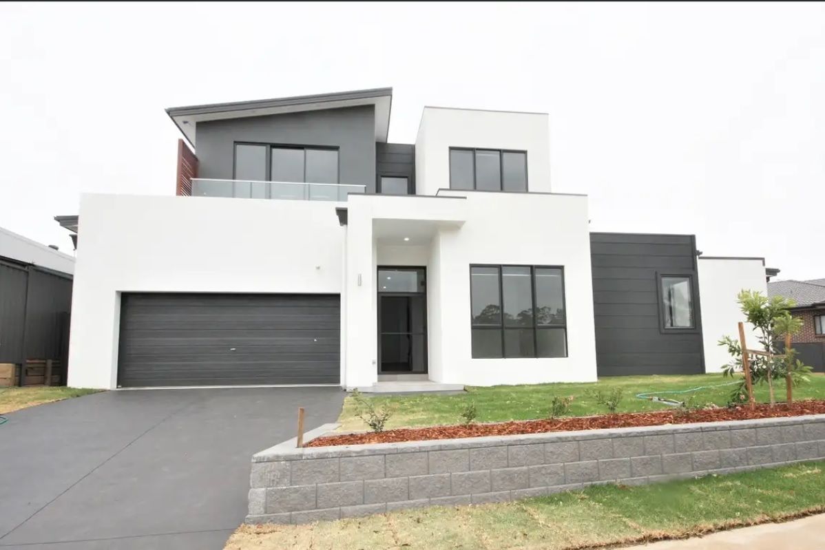 4 bedrooms House in 104 Poulton Terrace CAMPBELLTOWN NSW, 2560