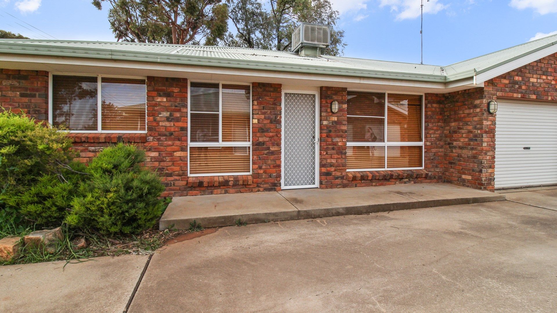 2 bedrooms Apartment / Unit / Flat in 1/5 Thornbury Street PARKES NSW, 2870