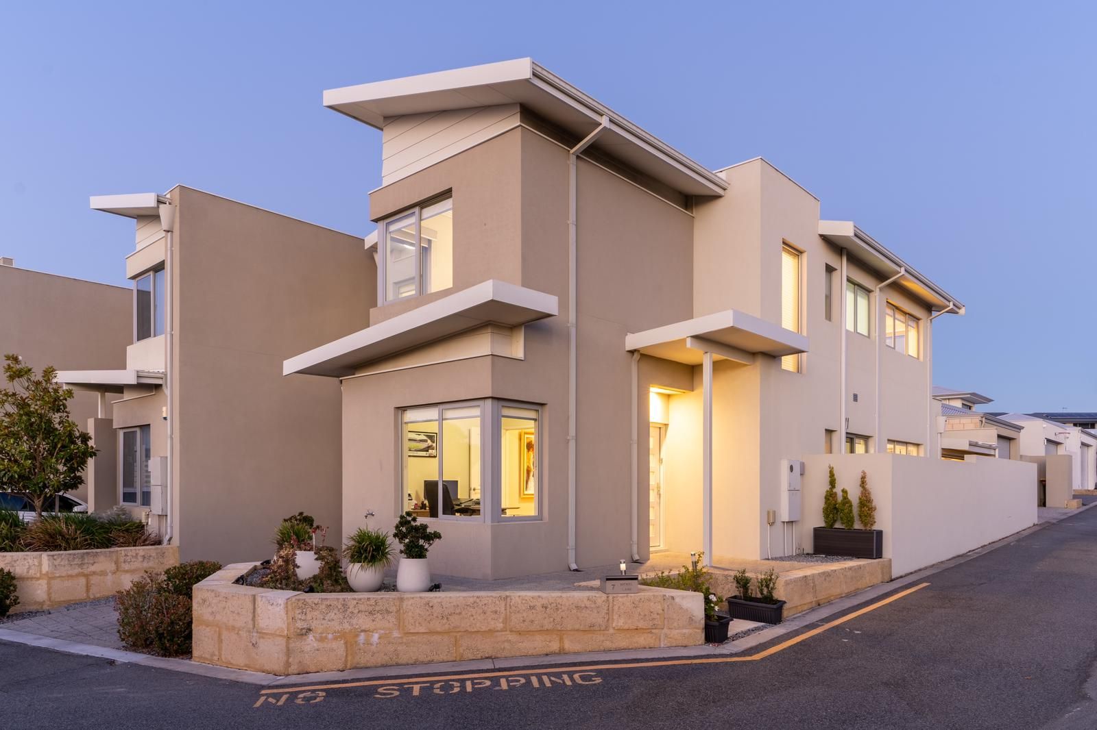 4 bedrooms Townhouse in 7 Nickel Lane CARINE WA, 6020