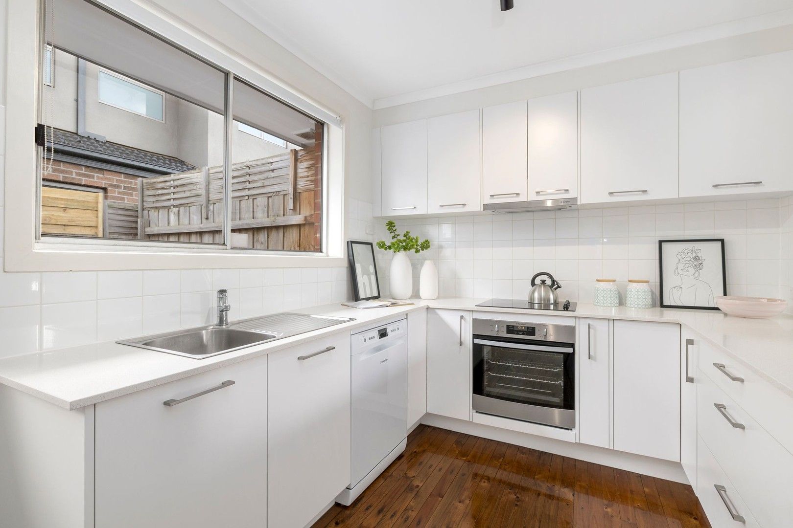 2 bedrooms Apartment / Unit / Flat in 2/204 Lawrence Road MOUNT WAVERLEY VIC, 3149