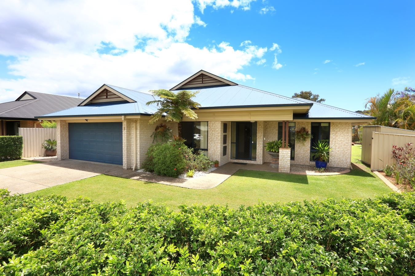 4 bedrooms House in 9 McLachlan Avenue MUDGEERABA QLD, 4213
