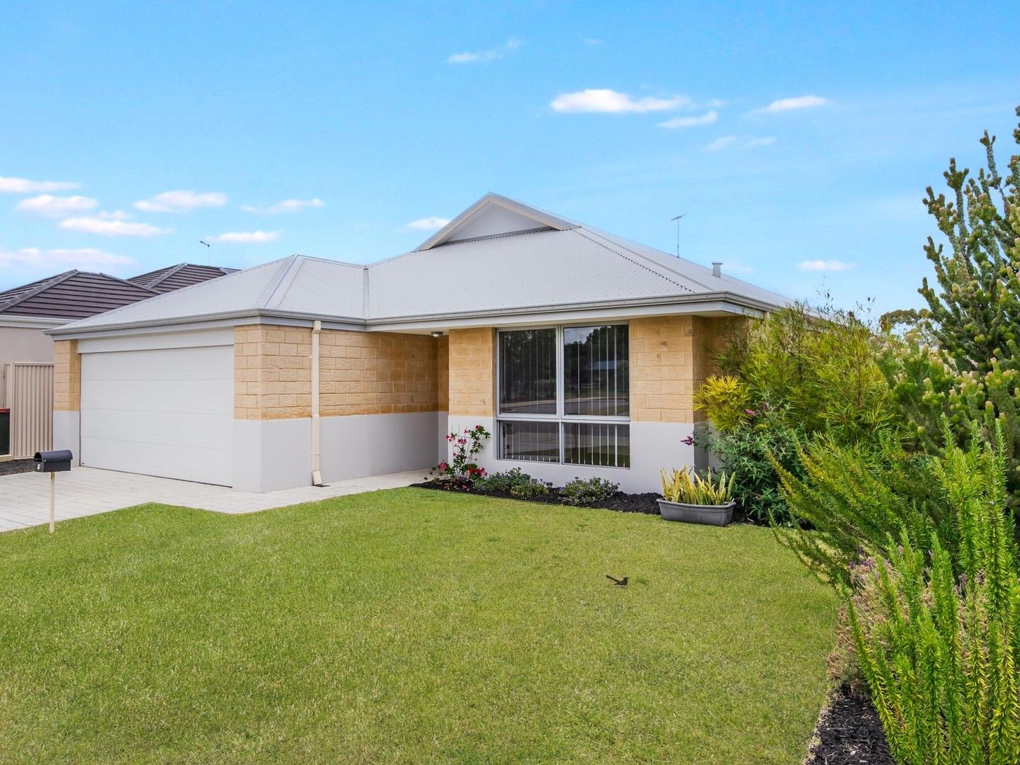 4 bedrooms House in 8 Arnside Bend WAIKIKI WA, 6169
