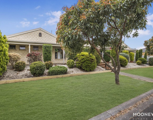 13 Weathertop Way, Cranbourne East VIC 3977