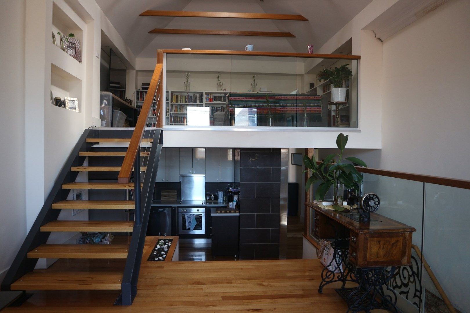 2 bedrooms Apartment / Unit / Flat in 1/99 High Street NORTHCOTE VIC, 3070
