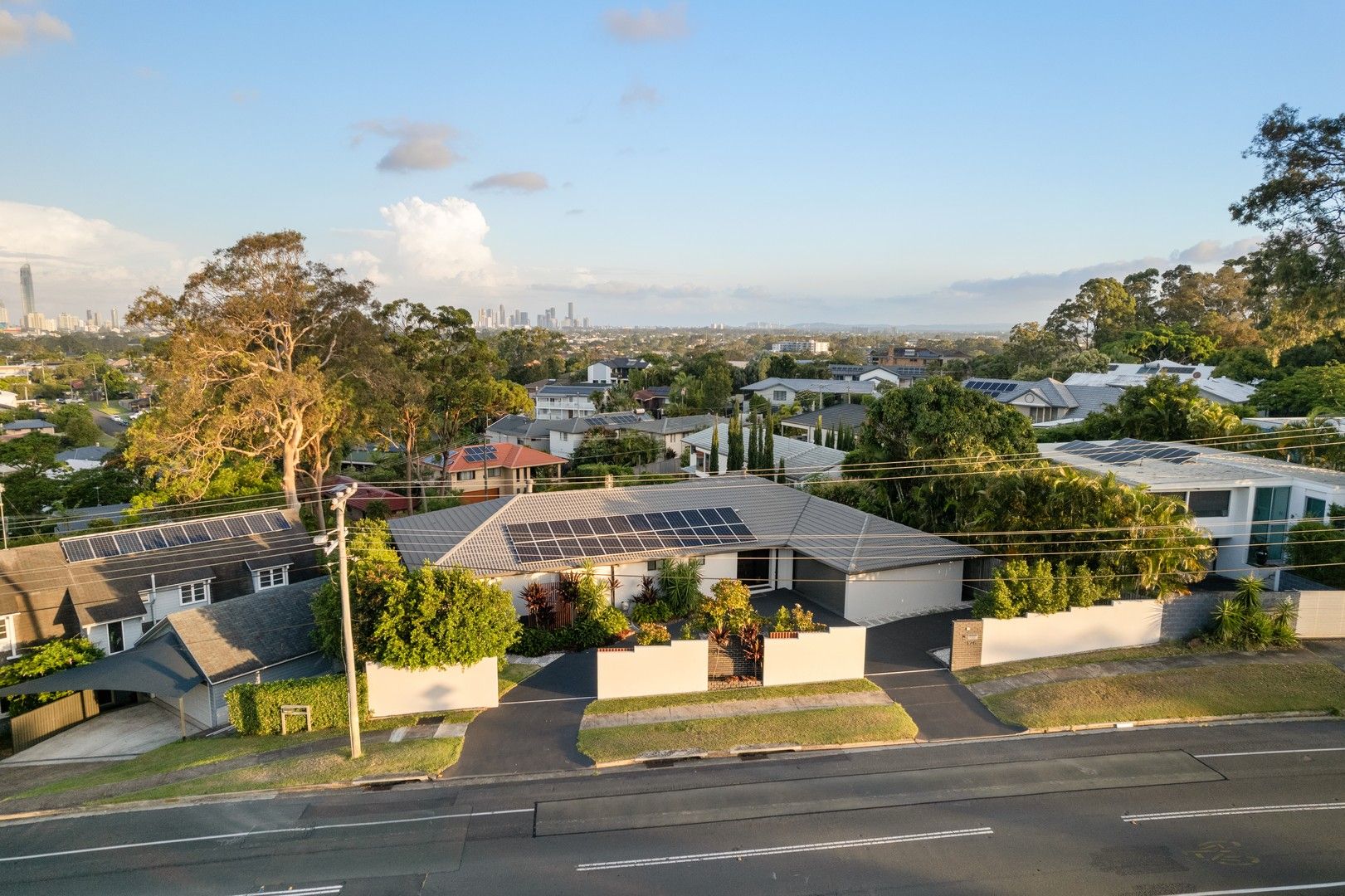 4 bedrooms House in 176 Heeb Street BENOWA QLD, 4217