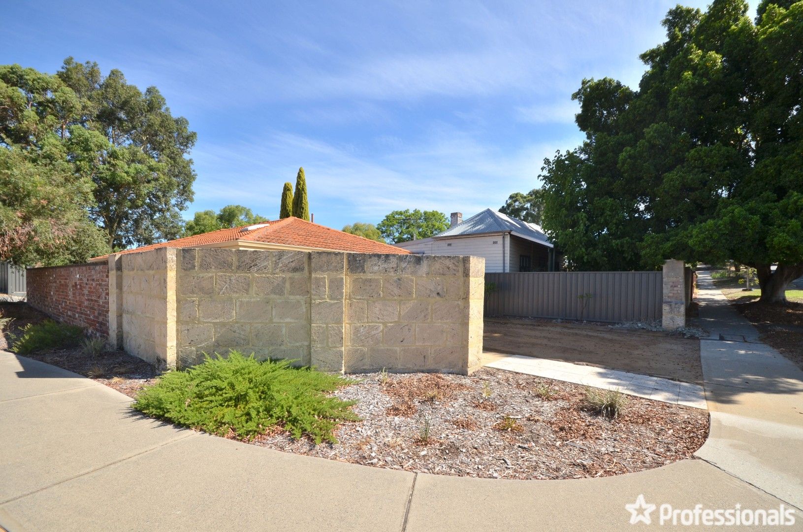 3 bedrooms House in 64 Basinghall Street EAST VICTORIA PARK WA, 6101