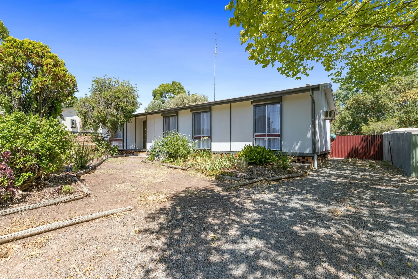 16 Geddes Avenue, Clare SA 5453