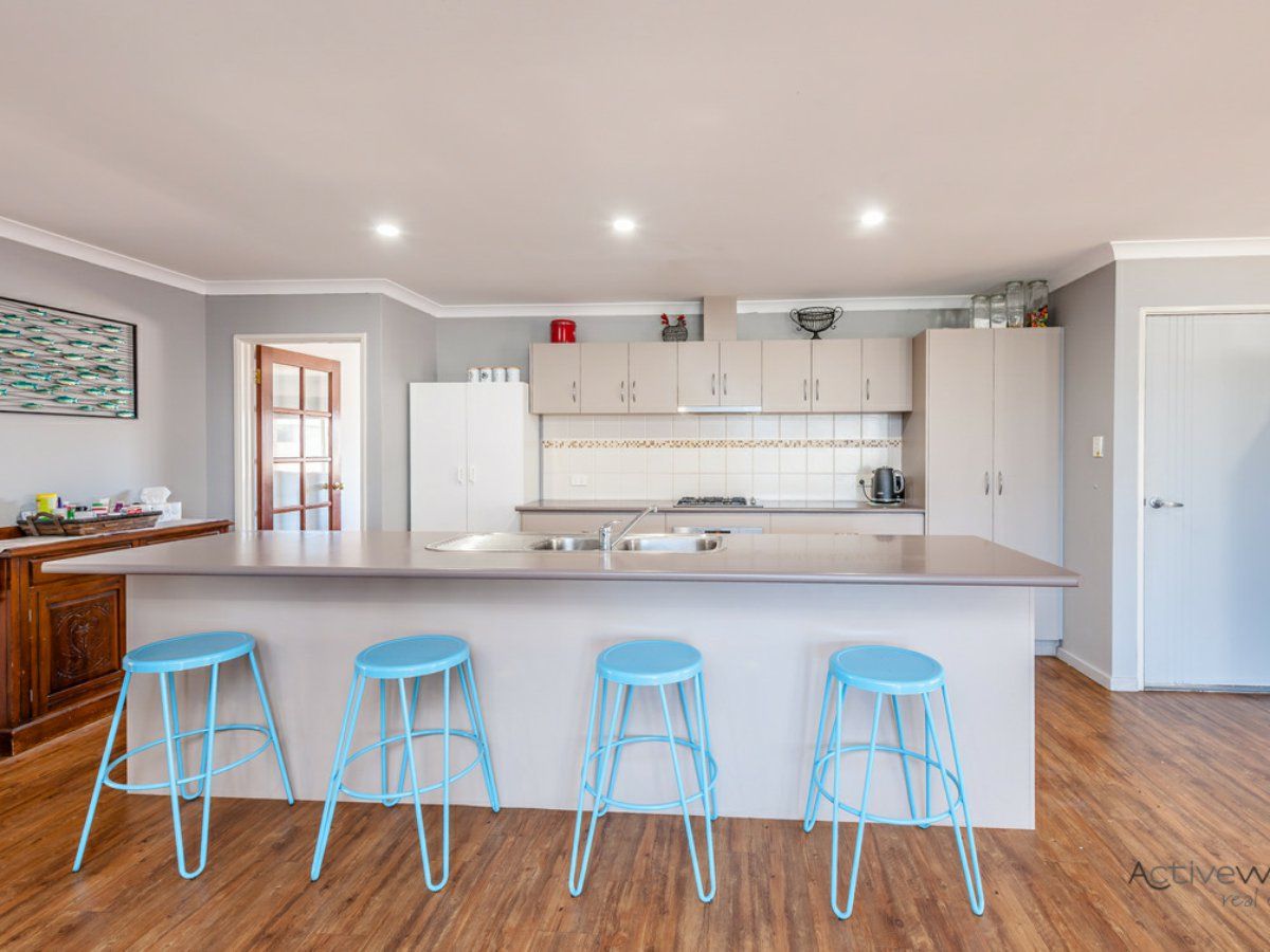 4 bedrooms House in 5 Pepper Gate WAGGRAKINE WA, 6530