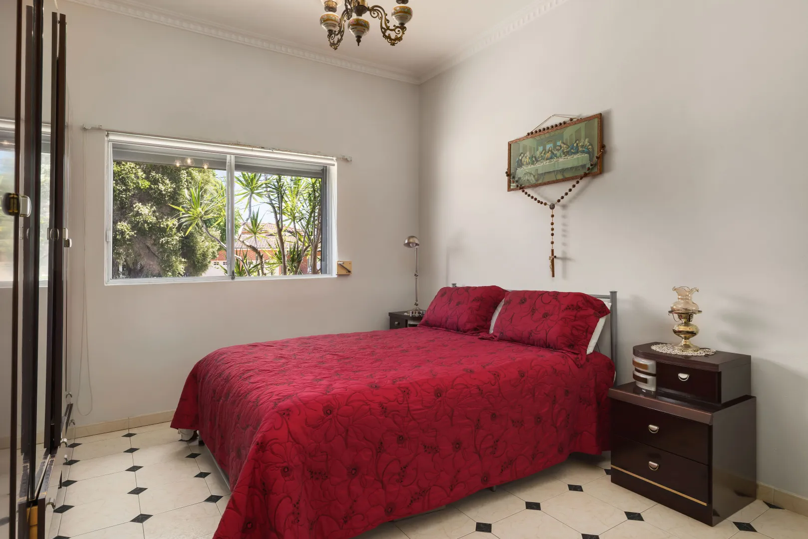 Pole position family home in highly sought after family locale - View 5