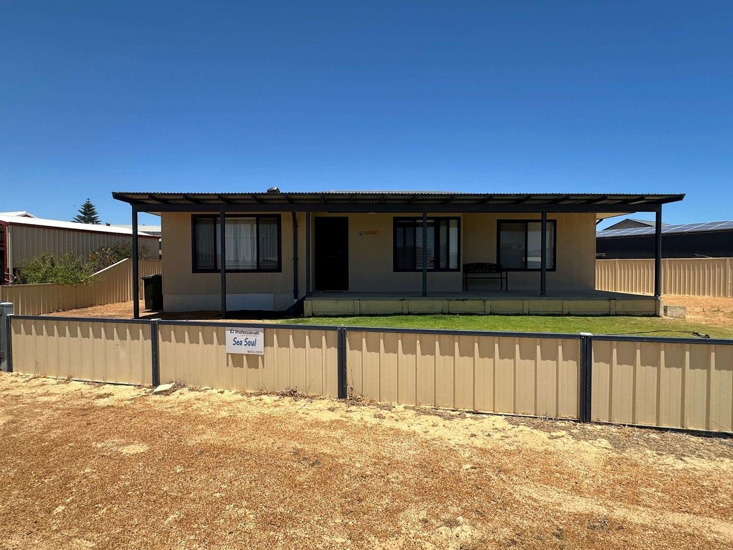 4 bedrooms House in 16 Glover Crescent GREEN HEAD WA, 6514
