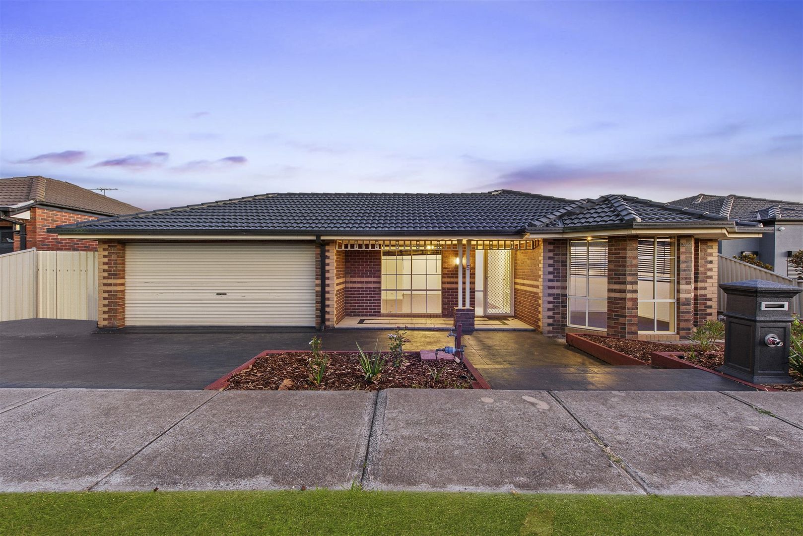4 bedrooms House in 5 Cuthbert Drive HILLSIDE VIC, 3037