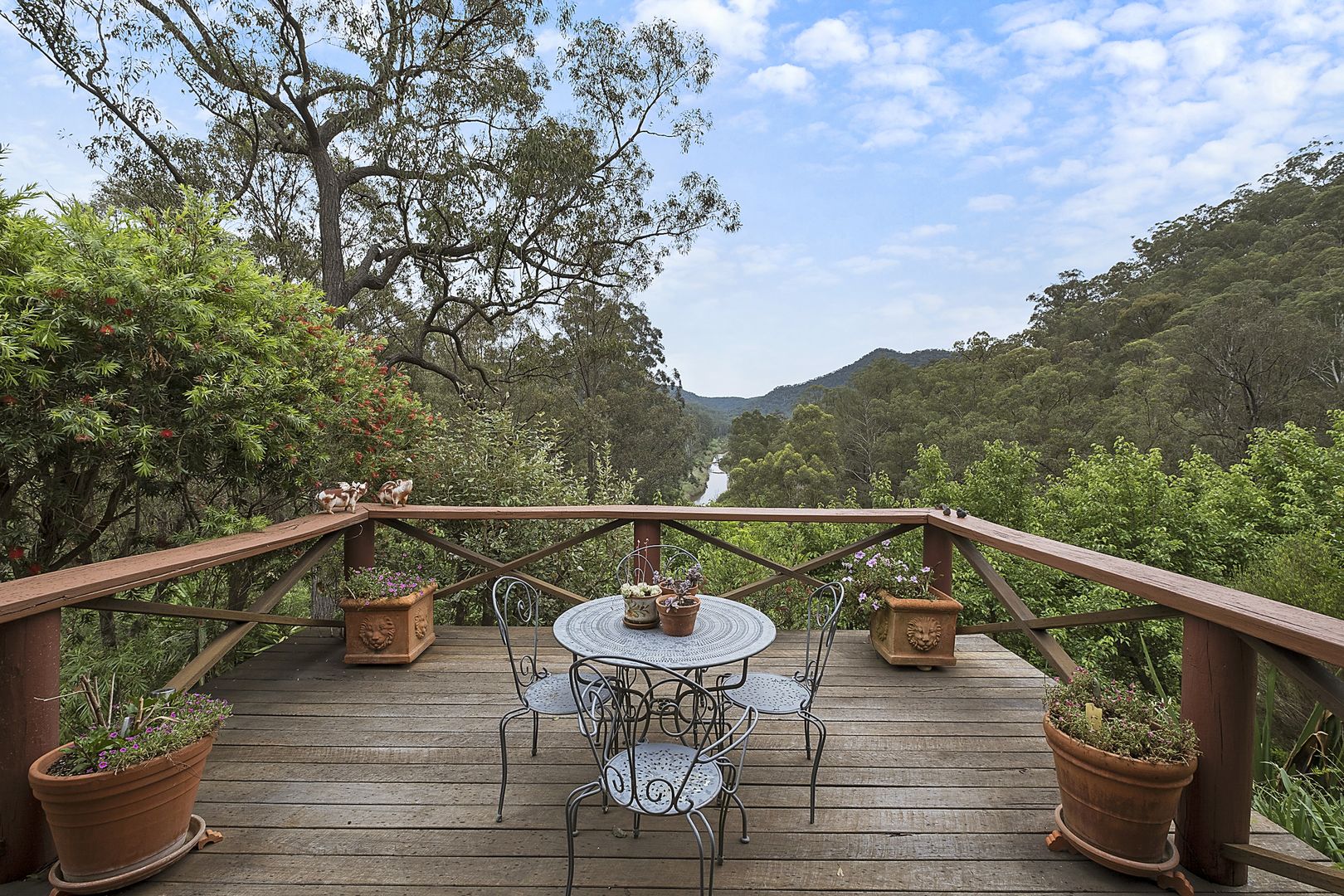 1086 Upper Macdonald Road, Upper Macdonald Property History & Address