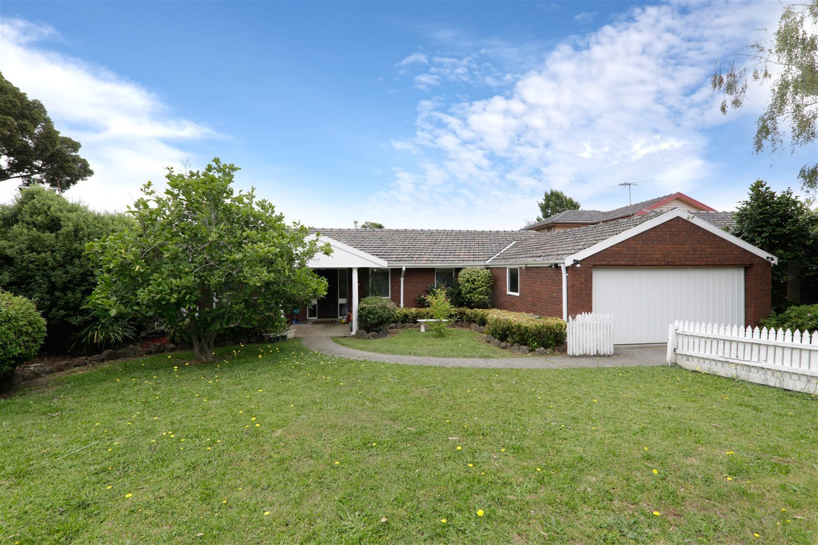 4 bedrooms House in 4 St Helena Place ROWVILLE VIC, 3178