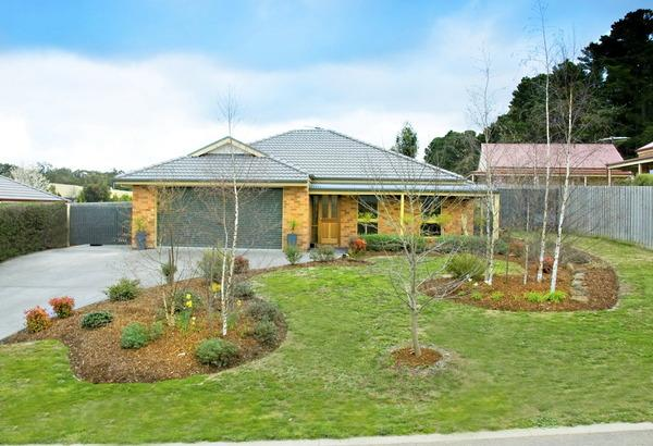 6 Pinelea Grove, Gisborne VIC 3437