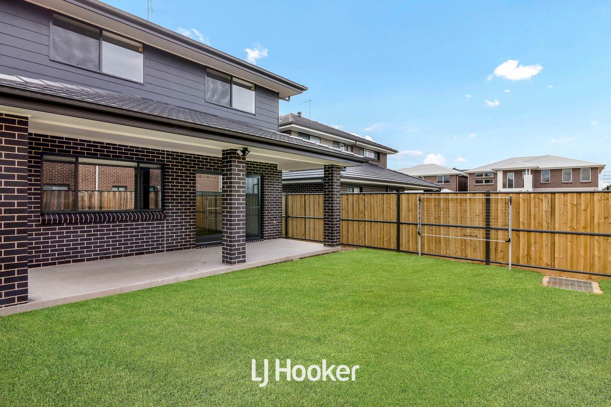 5 bedrooms House in 8 Crabapple Street MARSDEN PARK NSW, 2765