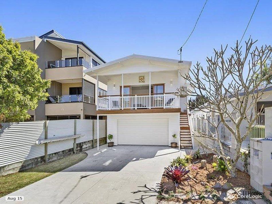 5 bedrooms House in 11 Thirteenth Avenue PALM BEACH QLD, 4221