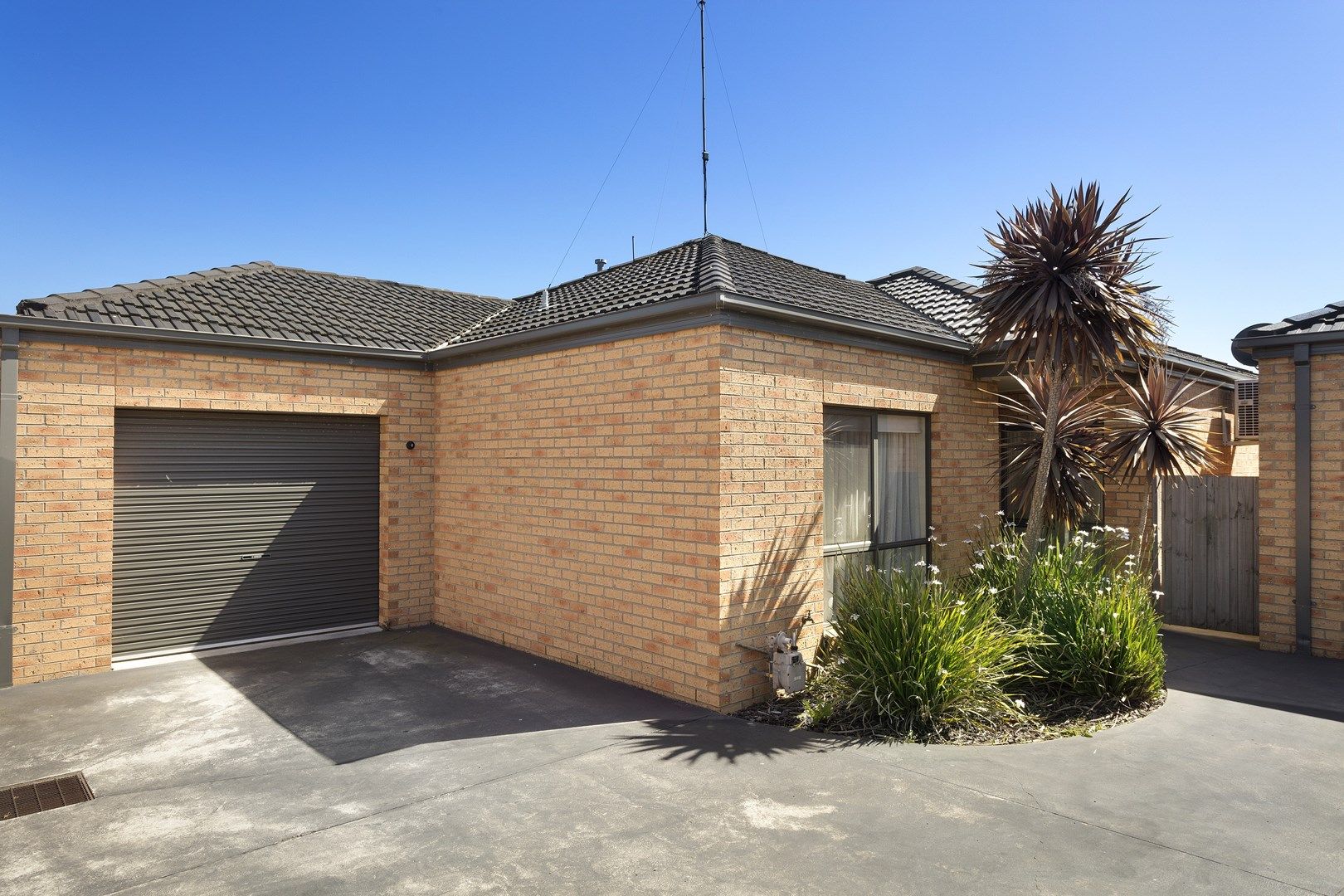 2/25 Schmitt Court, Whittington VIC 3219, Image 0