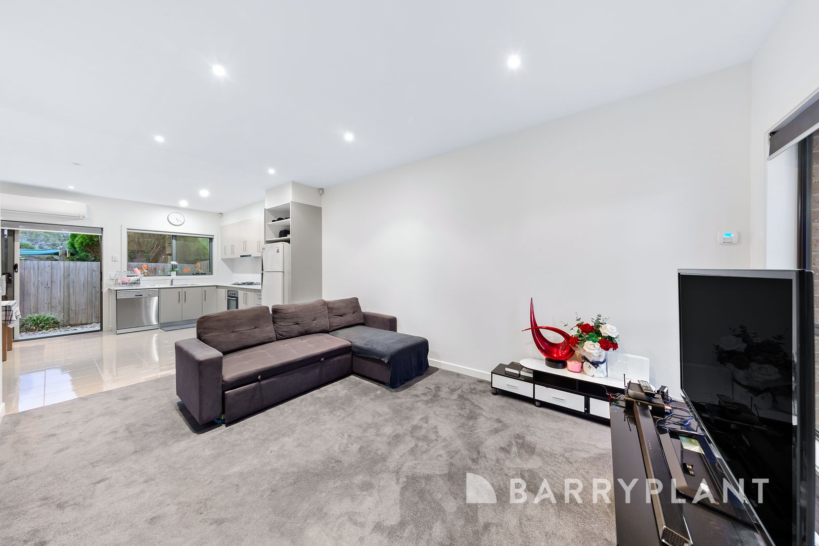 2/8 Damte Place, St Albans VIC 3021, Image 2