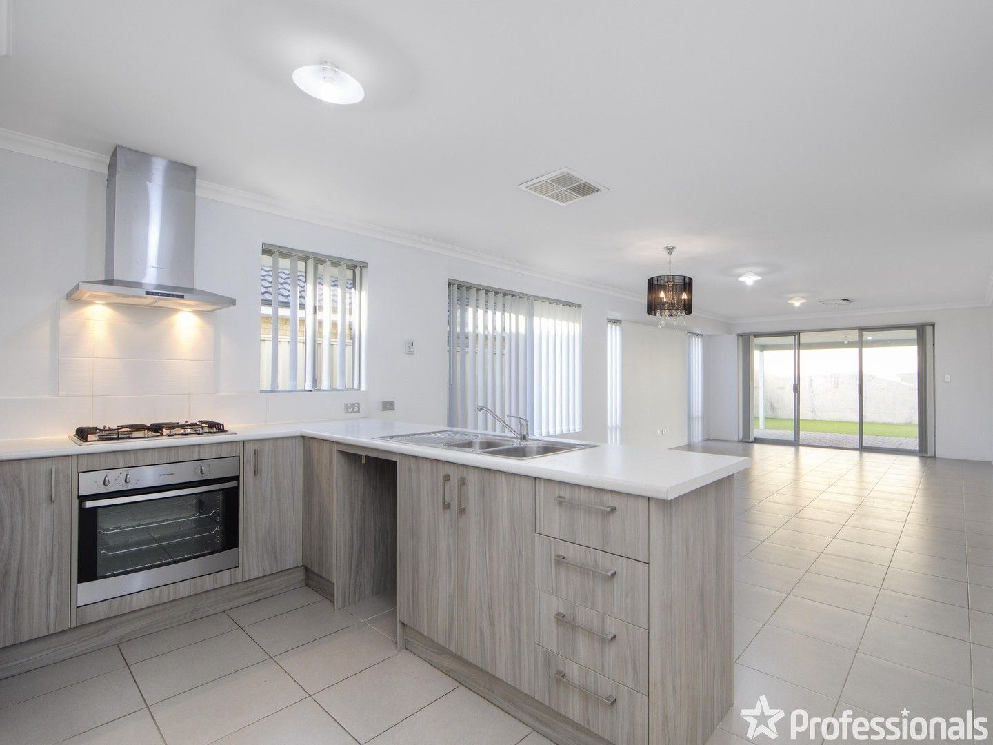 4 bedrooms House in 118 Sapphire Chase WELLARD WA, 6170