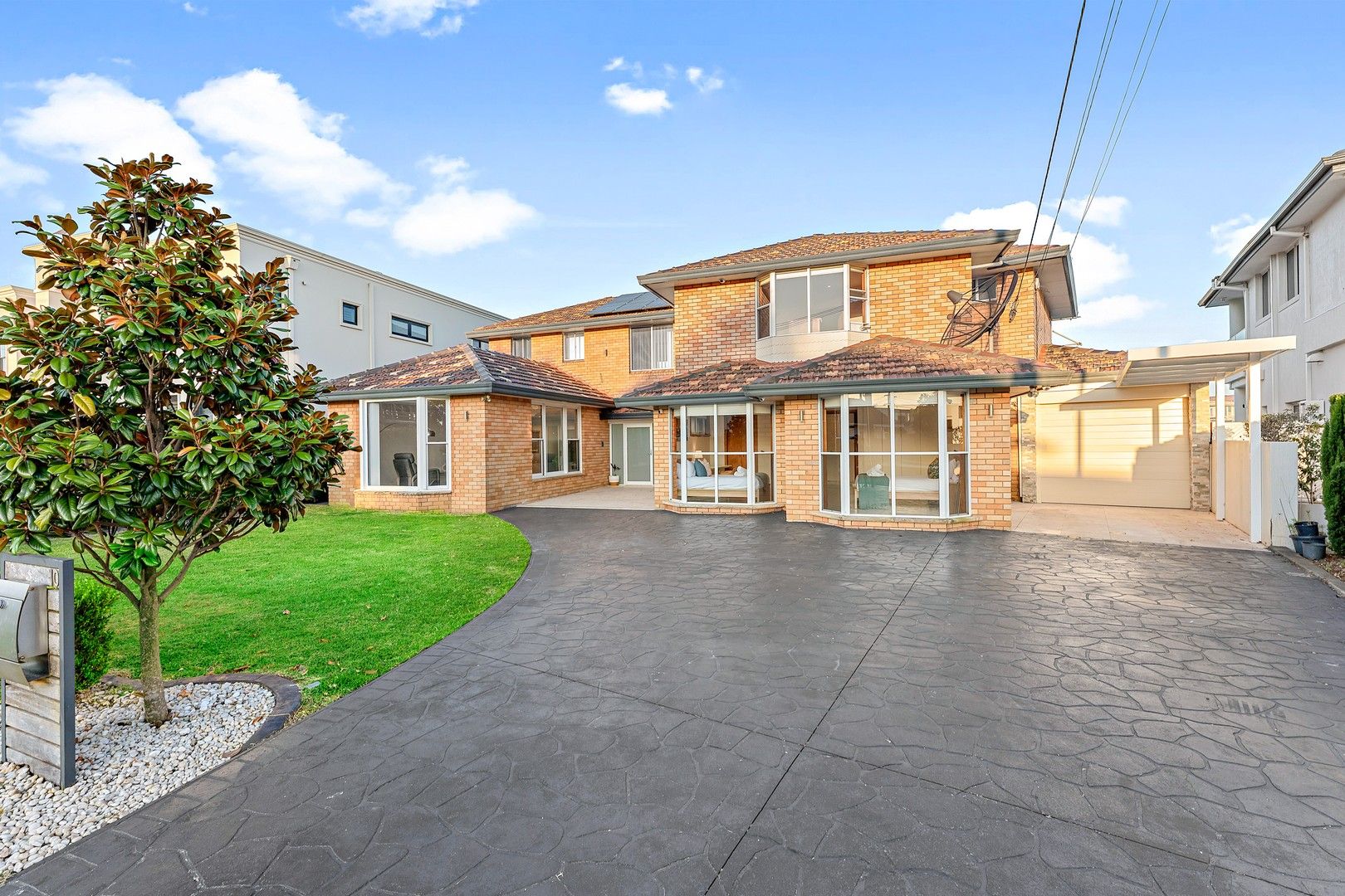 6 bedrooms House in 10 Castlereagh Crescent SYLVANIA WATERS NSW, 2224
