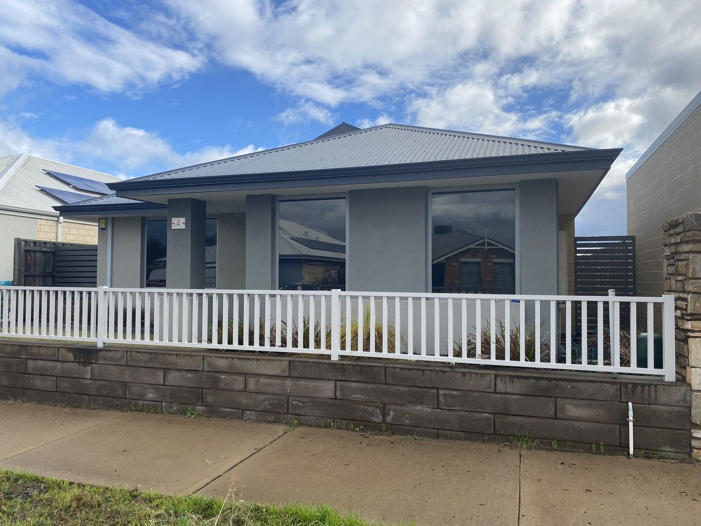 3 bedrooms House in 4 Moodah Way ELLENBROOK WA, 6069