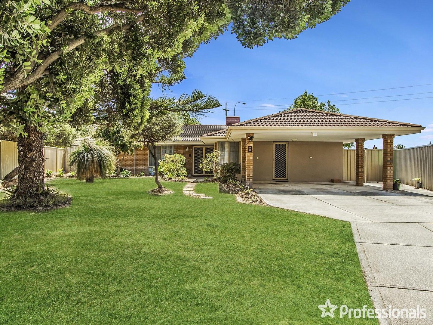 4 bedrooms House in 9 Cowrie Court WAIKIKI WA, 6169