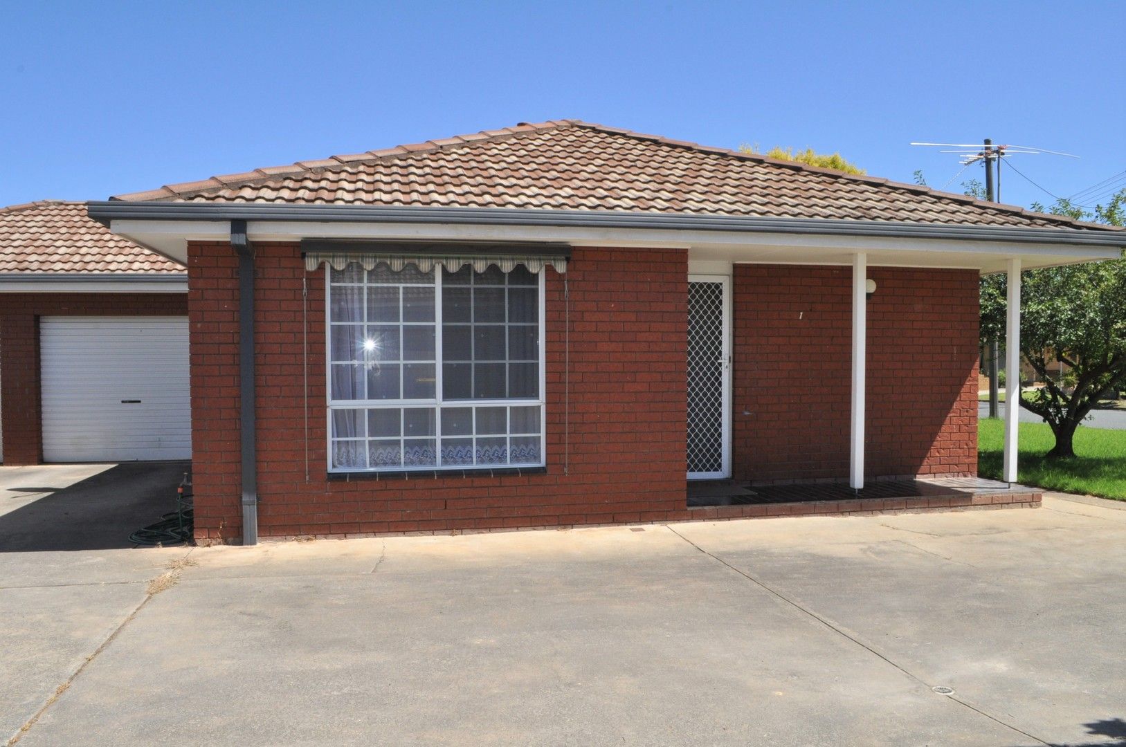2 bedrooms Townhouse in 1/414 Ross Circuit LAVINGTON NSW, 2641