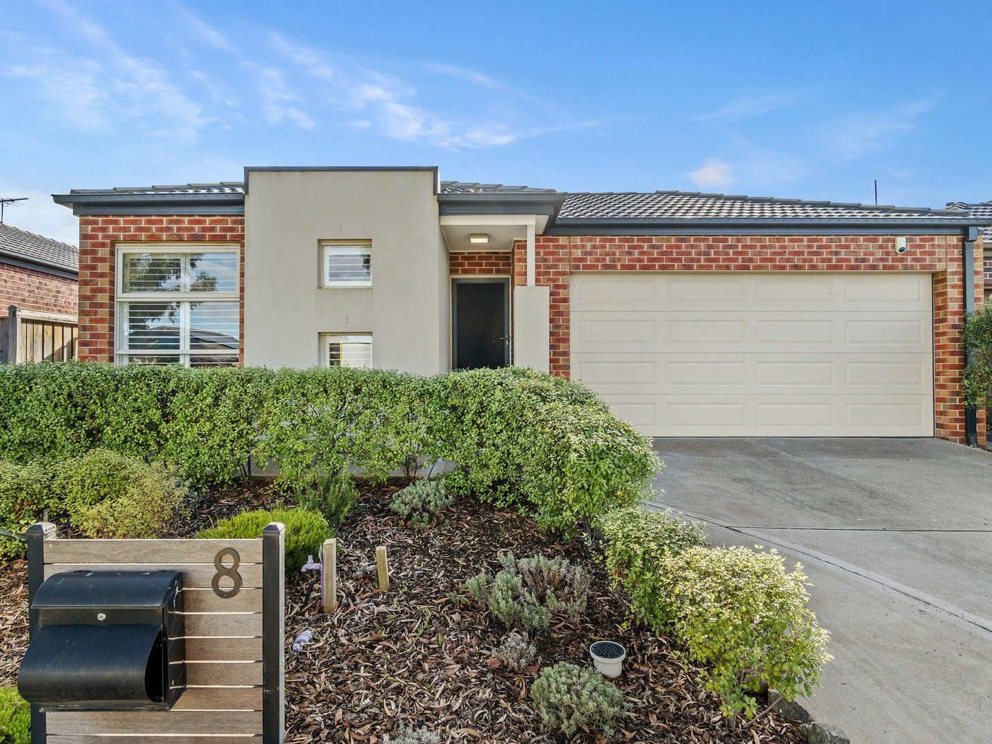 3 bedrooms House in 8 Stoneford Chase WEIR VIEWS VIC, 3338