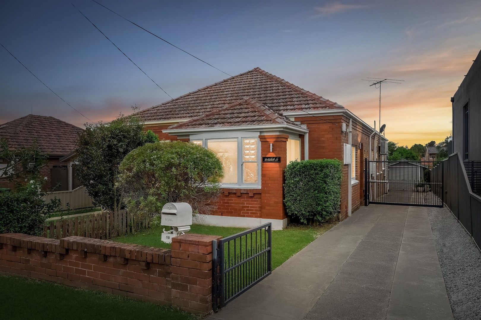 2 bedrooms House in 10 Cahill Street BEVERLY HILLS NSW, 2209