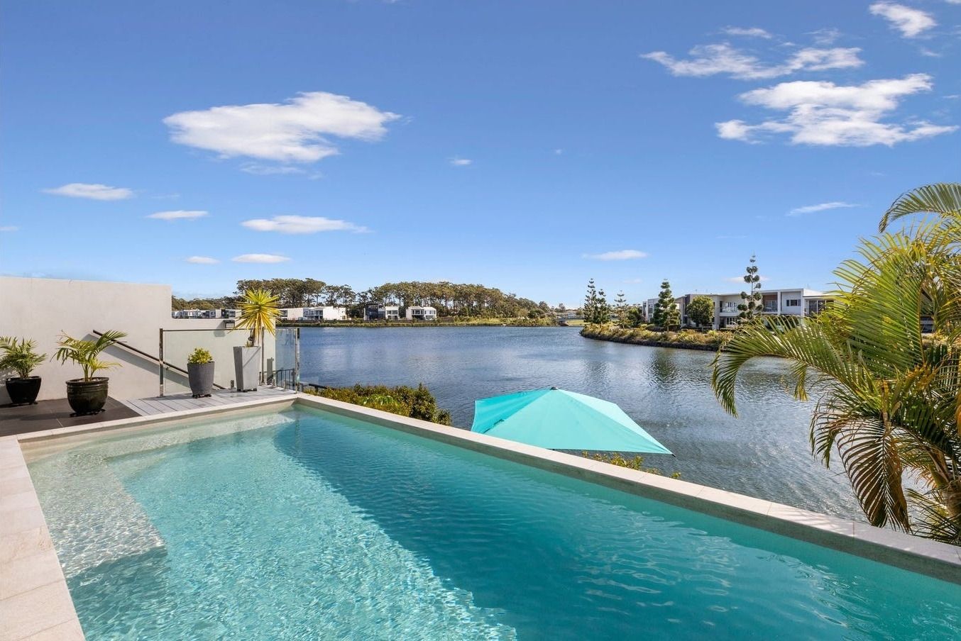 5 bedrooms House in 18 MacKenzie Drive MAROOCHYDORE QLD, 4558