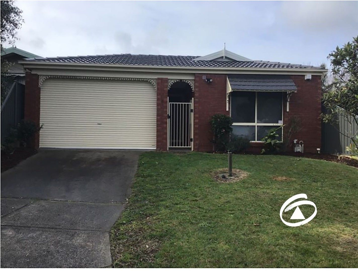 3 bedrooms House in 8 Mirrabook Court BERWICK VIC, 3806
