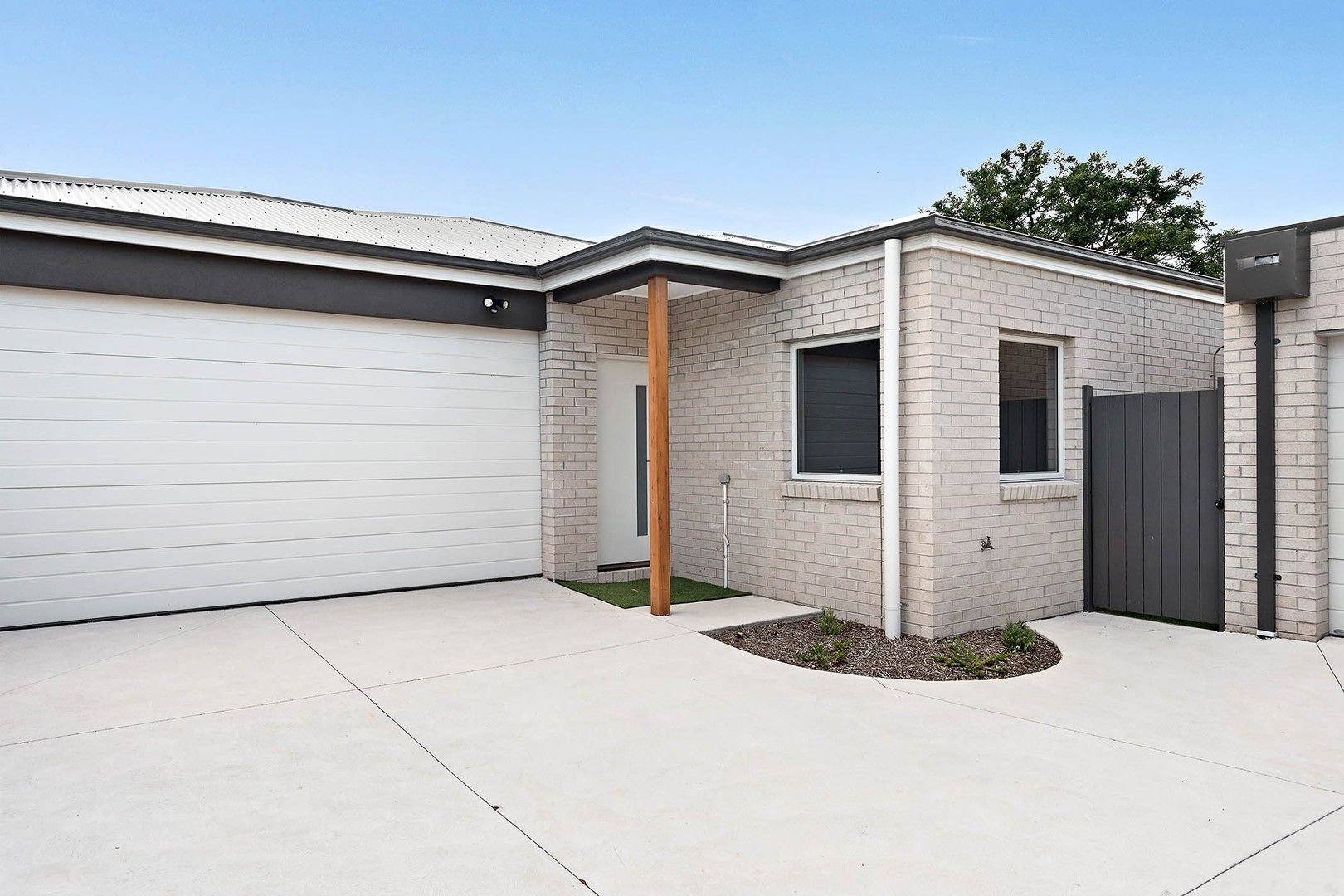 4 bedrooms Apartment / Unit / Flat in 2A Corey Avenue DROMANA VIC, 3936