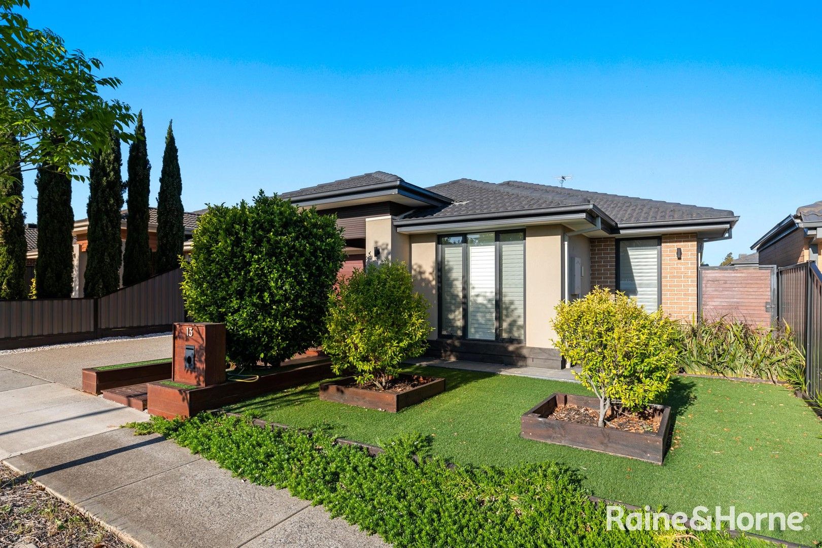 3 bedrooms House in 13 Equinox Way FRASER RISE VIC, 3336