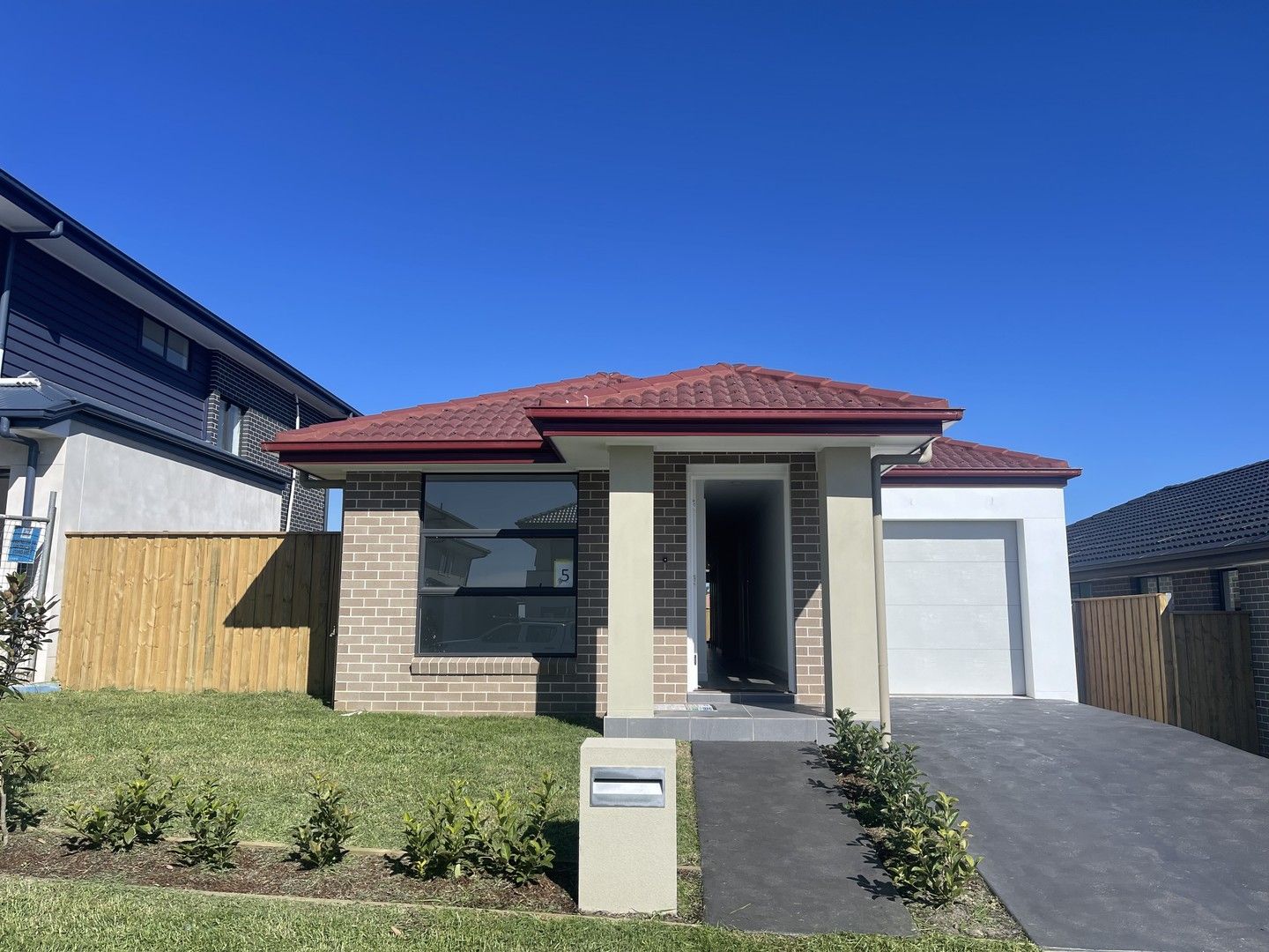 5 bedrooms House in 6 Cascarilla Lane LEPPINGTON NSW, 2179