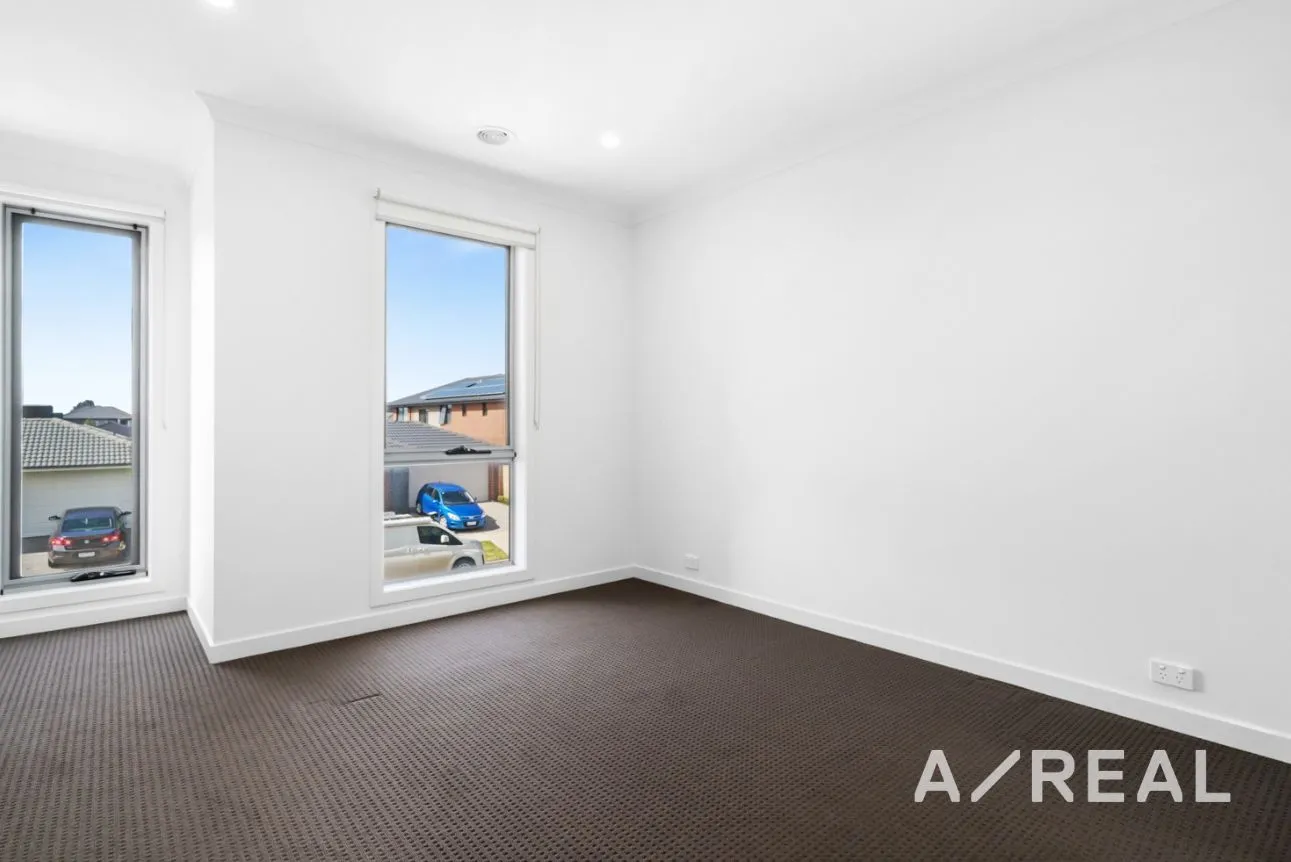 Modern Elegance Meets Convenience in the Heart of Point Cook - Widok 4
