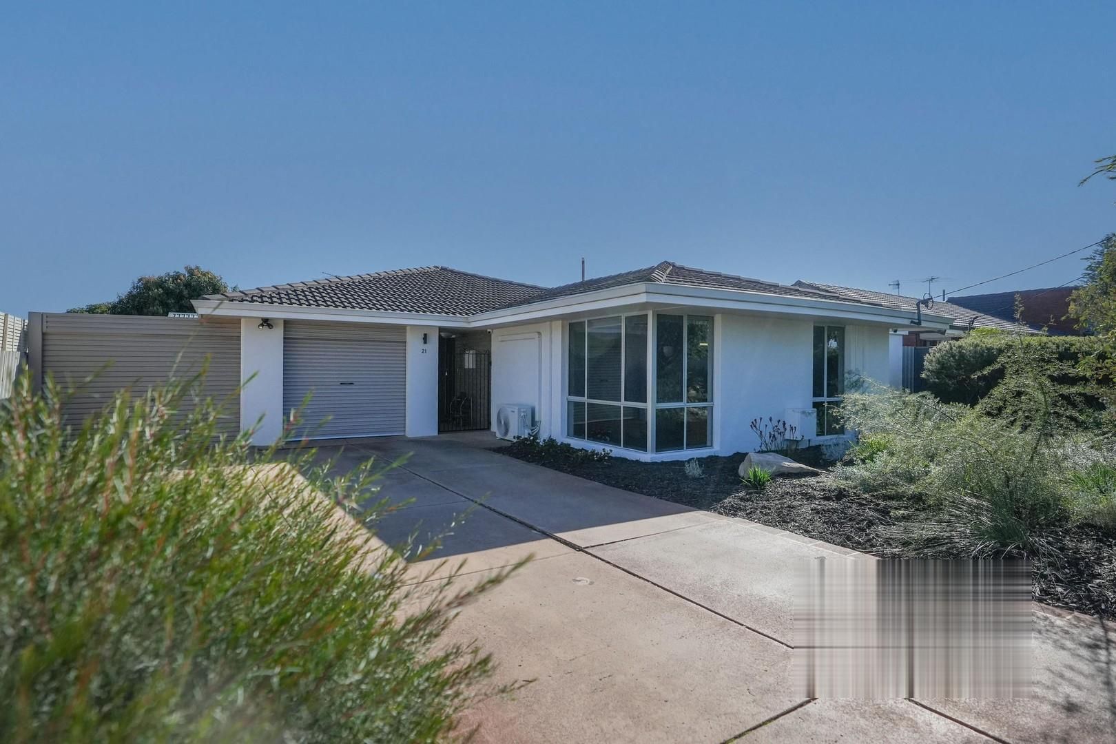 4 bedrooms House in 21 Belfast St MORLEY WA, 6062