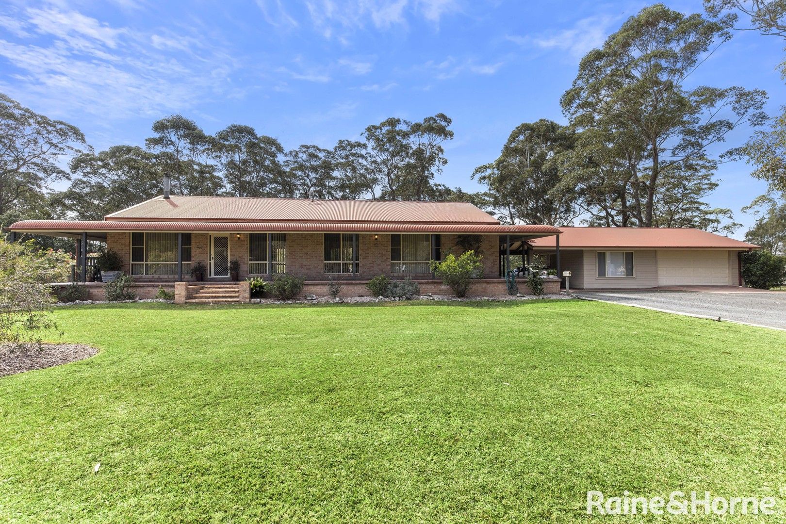 5 bedrooms House in 20B River Road LAKE TABOURIE NSW, 2539
