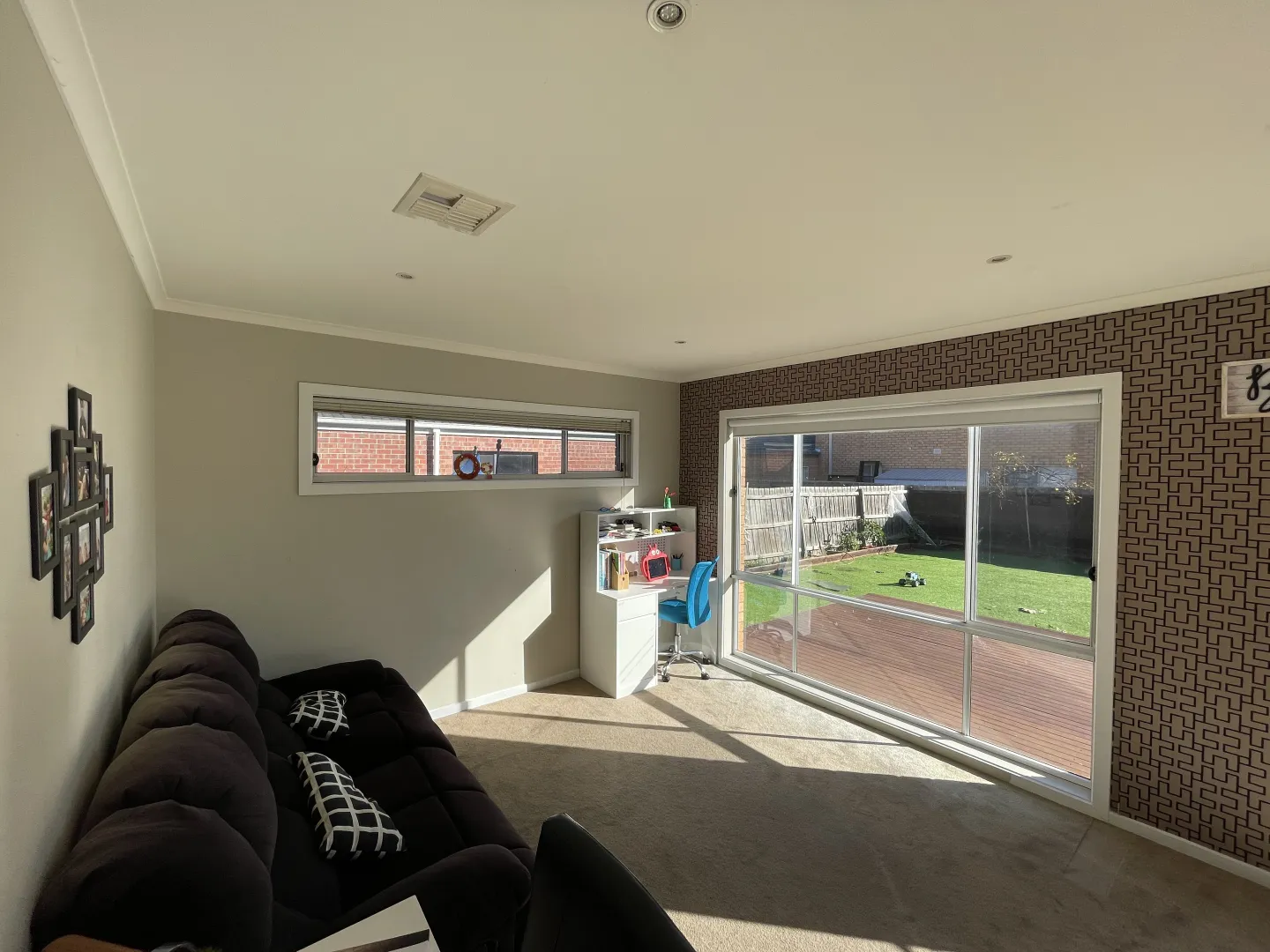 Spacious Double-Storey Family Home in Prestigious Featherbrook Estate - Więcej