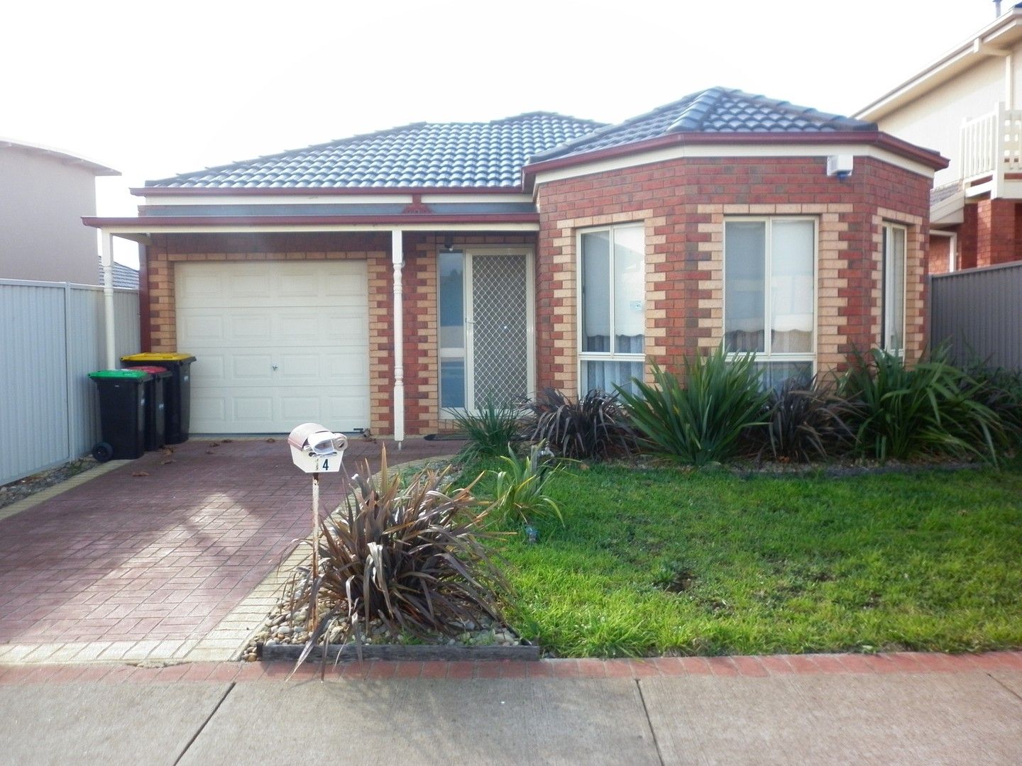 3 bedrooms House in 14 Edgbaston Parade CAROLINE SPRINGS VIC, 3023