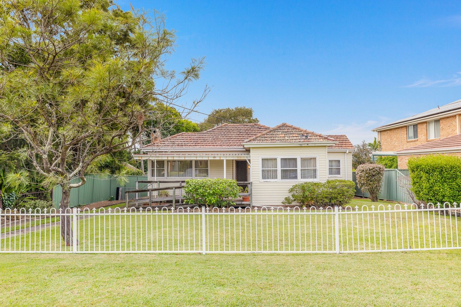 3 bedrooms House in 10 Kiwong Street YOWIE BAY NSW, 2228