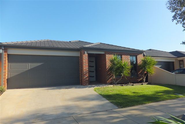 3 bedrooms House in 7 Greybox Way KIALLA VIC, 3631