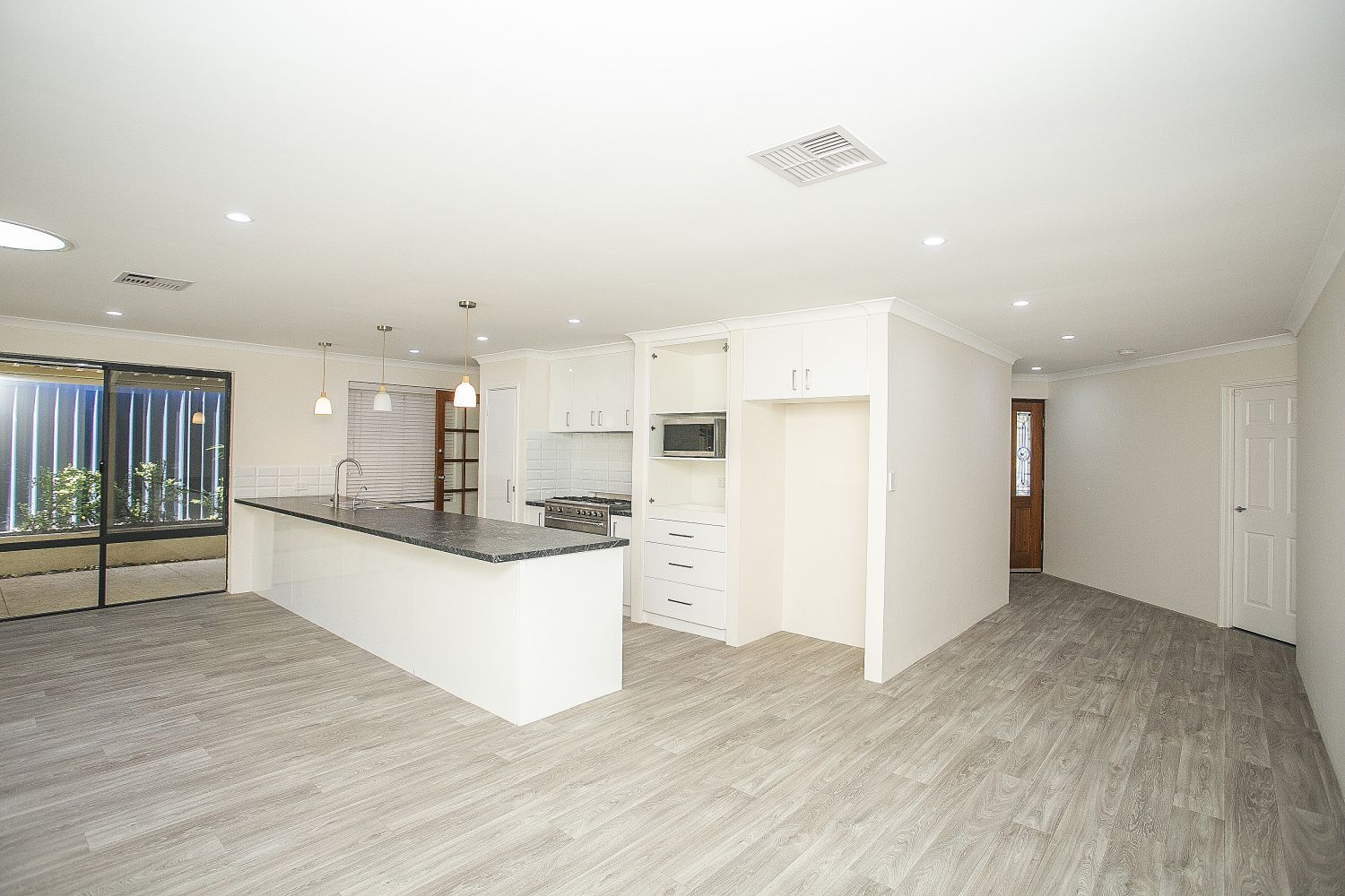 6 bedrooms House in 9 Raven Lane WARNBRO WA, 6169