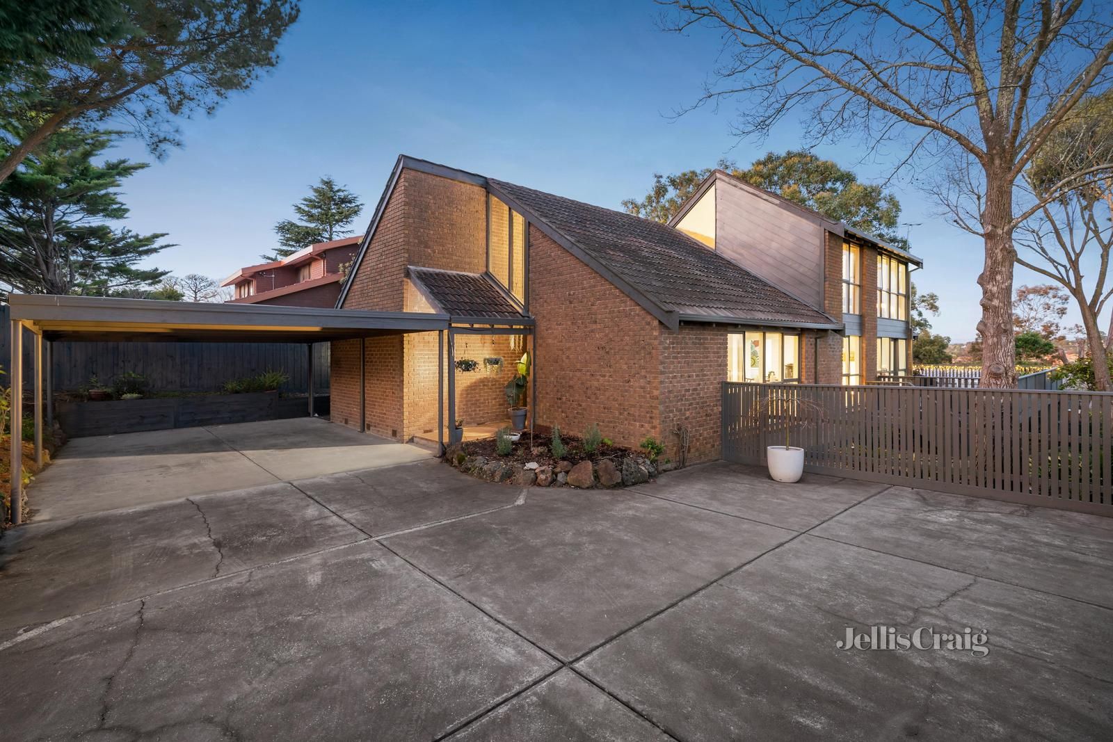 4 bedrooms House in 16 Mundara Drive RINGWOOD VIC, 3134