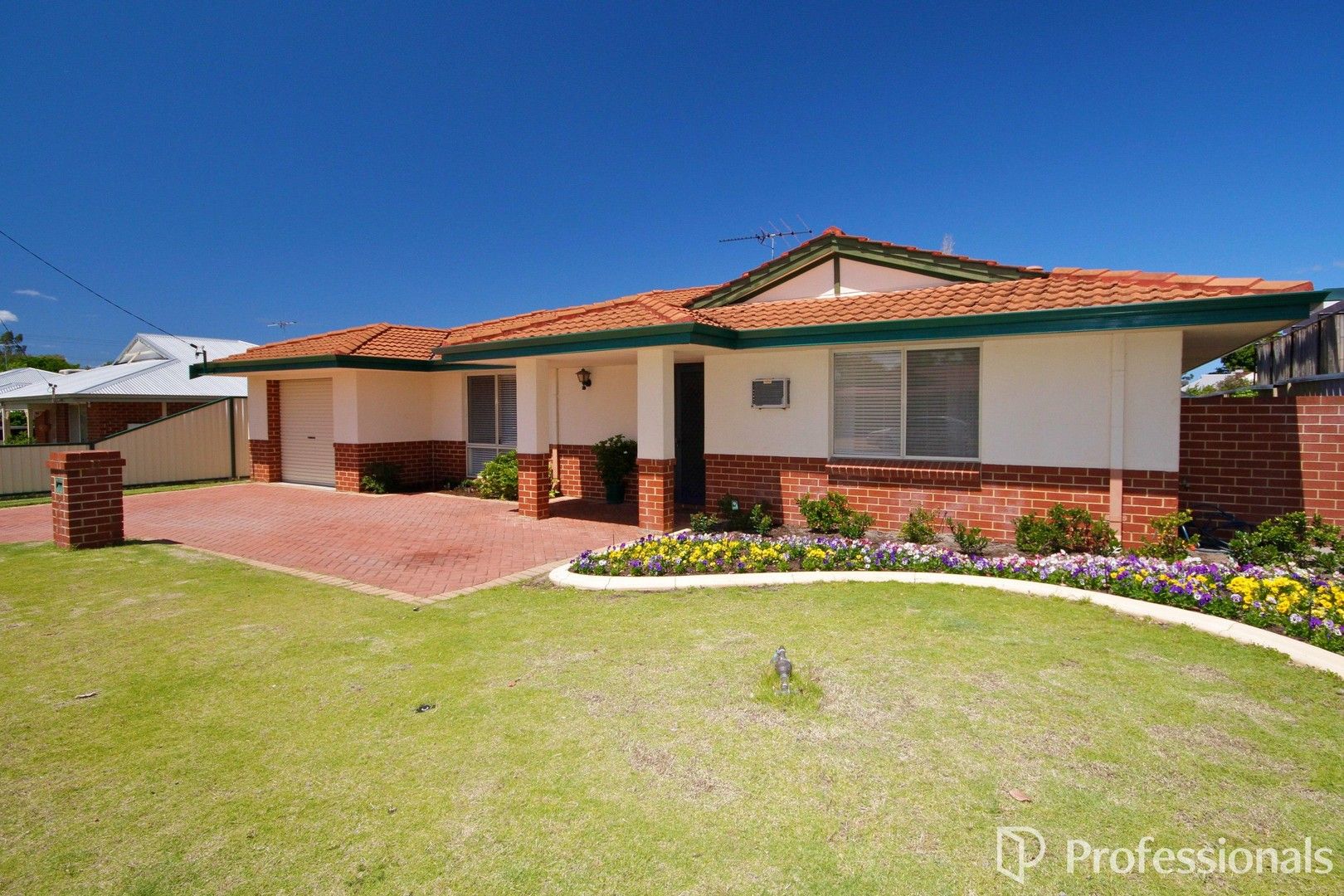 4 bedrooms House in 2 Chapman Street BASSENDEAN WA, 6054